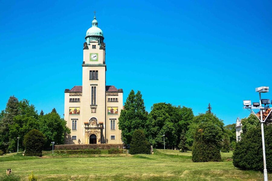 Prague: Psychiatric Hospital and Abandoned Cemetery Tour - The abandoned cemetery promenade: the spook factor with real context