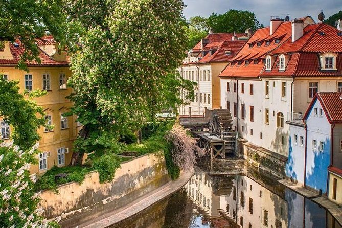 Prague's charming old places tour in Russian language - Prague Castle by tram and on foot: courtyards, Nový svět, and Nerudova Street