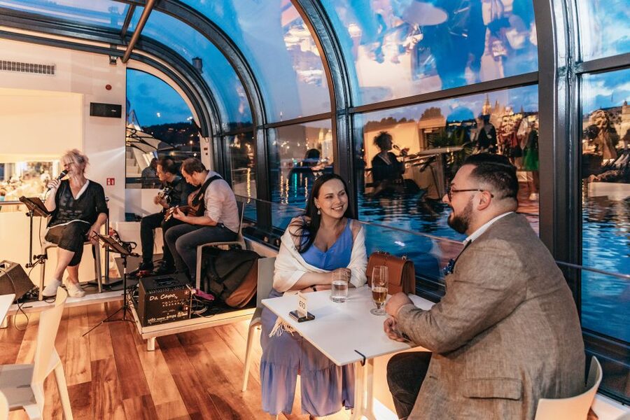 Prague: Sightseeing Dinner Cruise on Open-Top Glass Boat - Key things I’d circle on your map