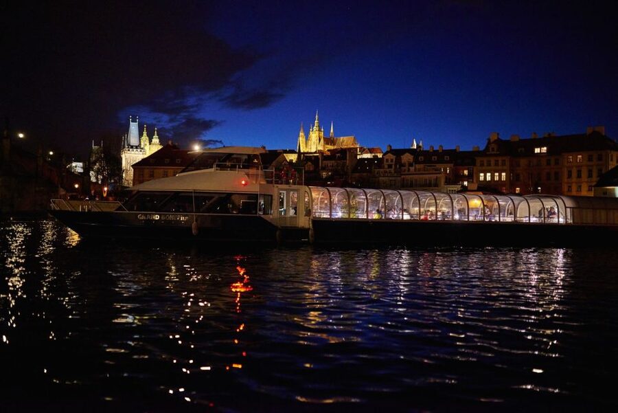 Prague: Sightseeing Dinner Cruise on Open-Top Glass Boat - Drinks and value: where your money goes