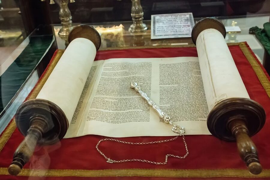 Prague: Synagogues and Jewish Quarter Private Walking Tour - Old-New Synagogue and the Streets That Carry the Footsteps