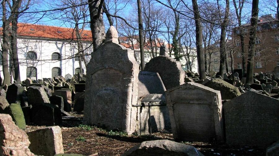 Prague: Synagogues and Jewish Quarter Private Walking Tour - Inside the Old Jewish Cemetery and Old Ceremonial Hall