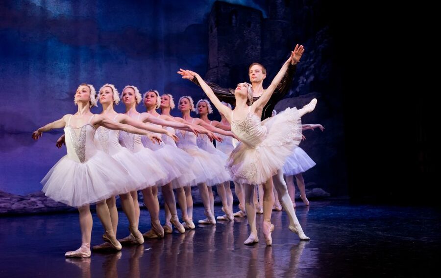 Prague: The Best of Swan Lake Ballet Tickets - Timing and arrival strategy: cloak room line and intermission