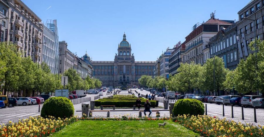 Prague Tour in Spanish - Prague, Vltava, and the walk that turns legends into history