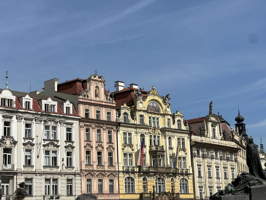 Prague Tour in Spanish - World wars, communism, and the Velvet Revolution, made easier to grasp