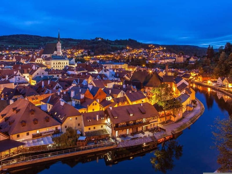 Prague: Transfer to Vienna via fabulous Cesky Krumlov - Český Krumlov on the Vltava: walking a UNESCO town that feels lived-in