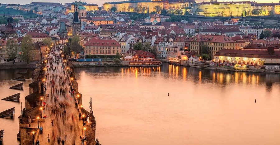 Prague : Visite insolite avec un guide journaliste français - National Theatre to Old Town Square: From Cultural Stage to City Center
