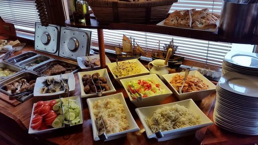 Prague: Vltava River Evening Dinner Cruise - Key things to know before you go