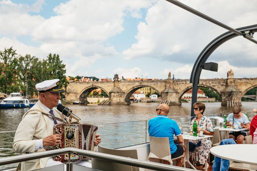 Prague: Vltava River Lunch Cruise in an Open-Top Glass Boat - Comfort Tips and Common Gotchas (Cold Deck, Buffet Lines, Luggage Rules)