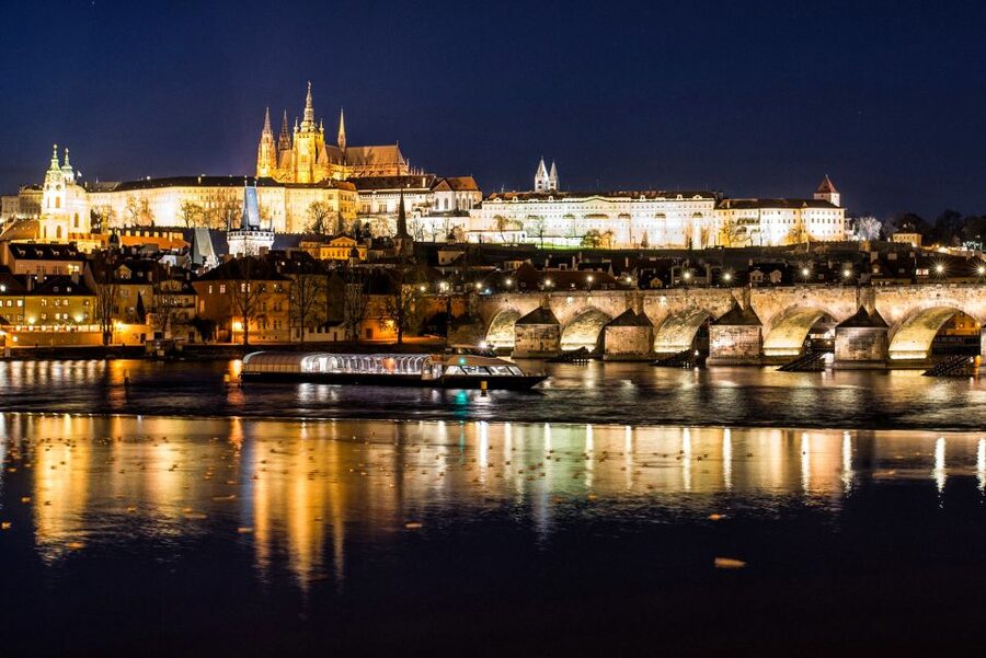 Prague: Vltava River Night Cruise with Buffet - The buffet dinner: what’s included, what to prioritize, and what to expect