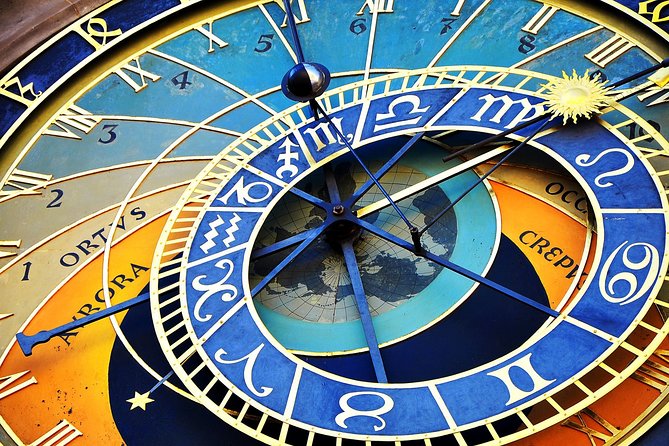 Prague Walking Tour 2,5h (Old Town, Jewish Quarter and Charles bridge) - Old Town Square and the astronomical clock, how to make the most of 15 minutes