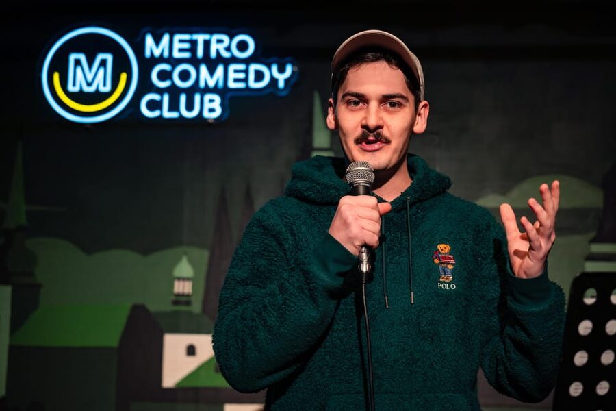 Prague: Wednesday Stand-Up Comedy in English - Before the show: use the bar time and aim for the 7:30 sign-up