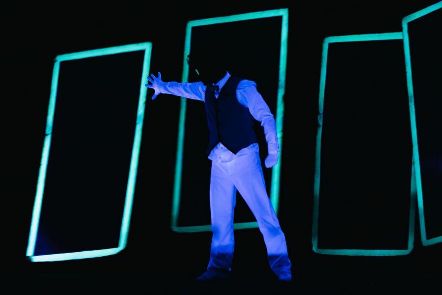 Prague: WOW Show Black Light Theater - Rules Before You Go In: Cameras, Smoking, Alcohol, and Drugs