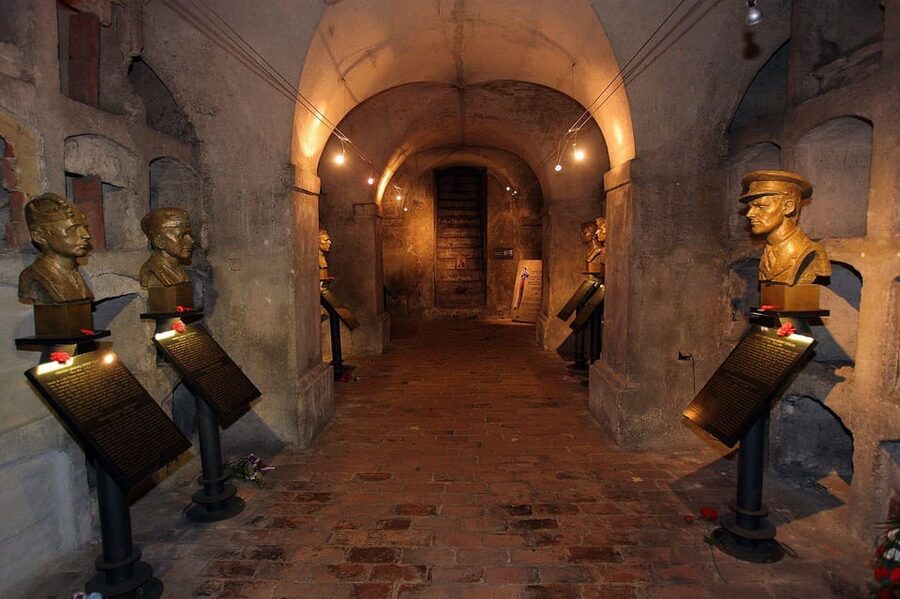 Prague: WWII Tour with Local Historian SMALL GROUP - Practical Tips so You Get More Out of It