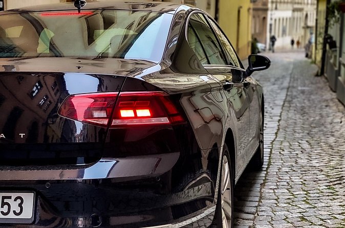 Private ARRIVAL Transfer by LIMOUSINE 3+1pax - Comfort and Small Perks That Make the Difference