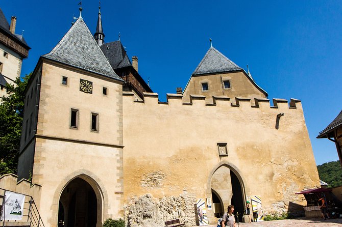 Private Karlstejn castle trip from Prague with Lunch & Admission - Lunch near Karlstejn: included Czech food and a local drink moment