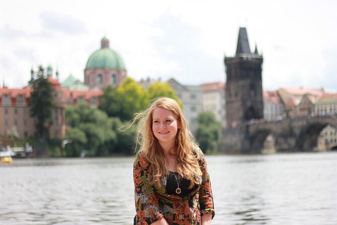Private Prague Photoshoot for Individuals, Couples and Families - Lennonova zeď: Meaningful Color for Couples and Families