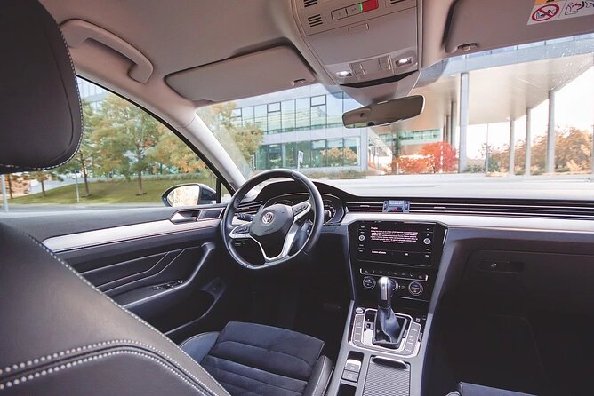 Private ROUND-TRIP (FROM and TO the AIRPORT) by LIMOUSINE 3+1pax - The direct ride to your hotel: what “door-to-door” really means