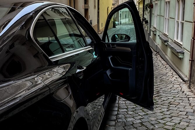 Private ROUND-TRIP (FROM and TO the AIRPORT) by LIMOUSINE 3+1pax - Who this transfer suits best