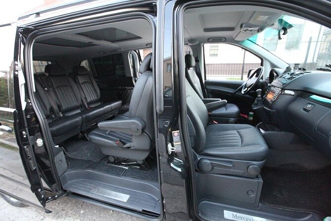 Private Transfer from Prague Airport to Prague City Hotels 1 - 7 pax - Flight tracking and waiting, what to expect when planes run late
