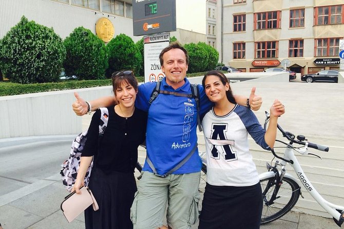 Radtour durch Prag auf Deutsch - The practical setup: meeting point, bikes, helmets, and insurance