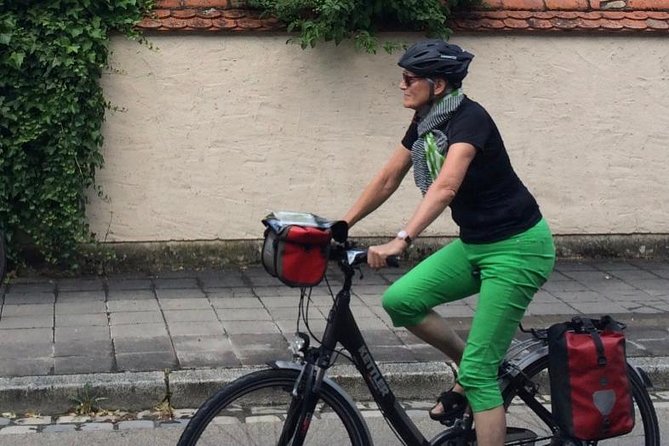 Radtour durch Prag auf Deutsch - Prague Castle in 10 minutes: power, presidency, and the crown-jewel room