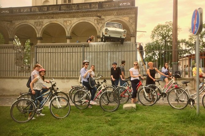 Radtour durch Prag auf Deutsch - Kampa Park and the John Lennon Wall stop: art meets pause time