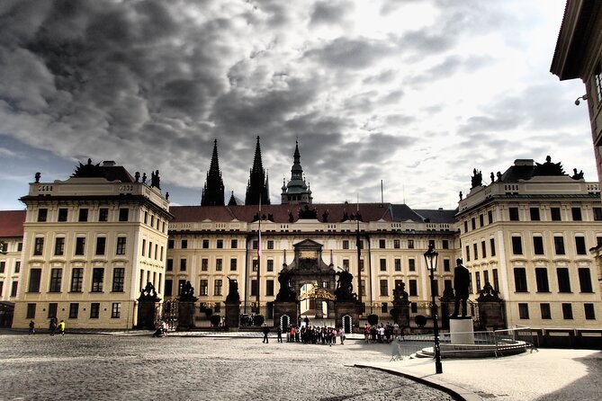 Saint Vitus Cathedral and Hidden Gems of Prague Castle - St. Vitus Cathedral: the main interior, with time to actually understand it