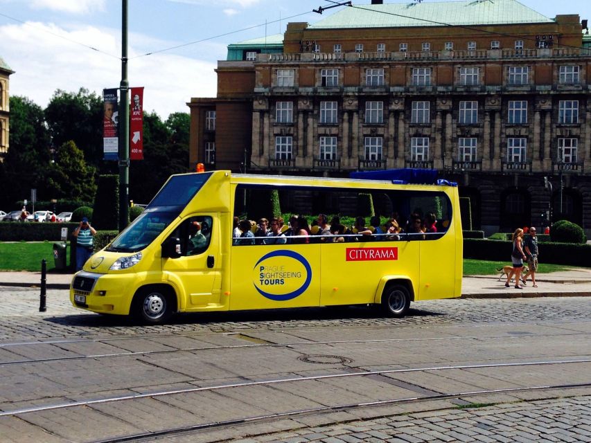 Short city tour by bus - 1 hour - A one-hour bus tour that gives you quick Prague bearings