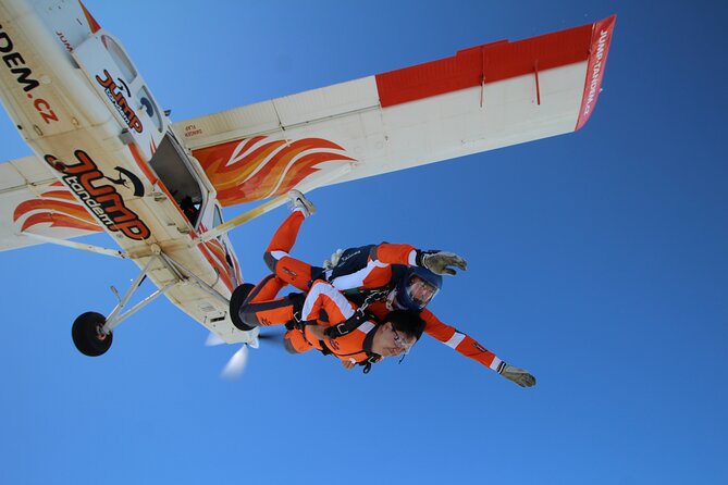 Tandem Skydiving in Prague - Tandem Jump with transfers! - Who should book this Prague tandem skydive