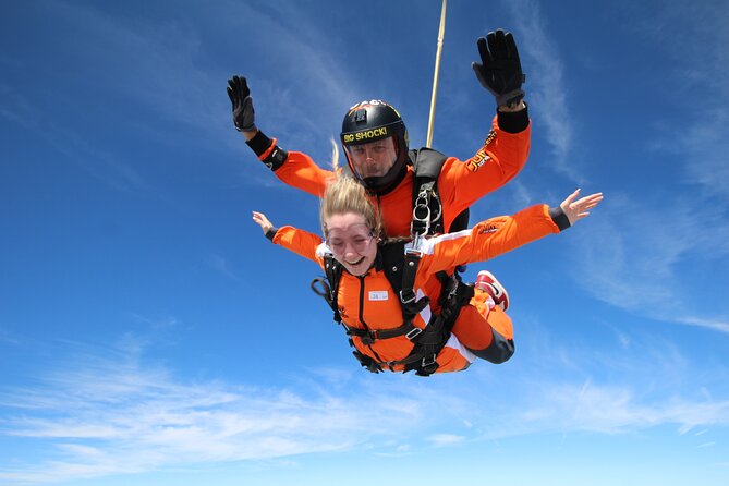 Tandem Skydiving in Prague - Tandem Jump with transfers! - The climb and the jump from 4,000 meters: timing and sensations