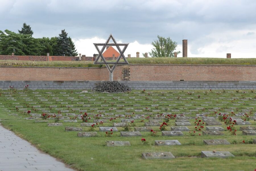 Terezin: Guided Tour of the Concentration Camp and Museum - The one short free window: how to protect your energy