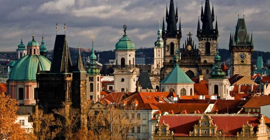 The essentials of Prague - Tram and boat segments for faster, smarter orientation