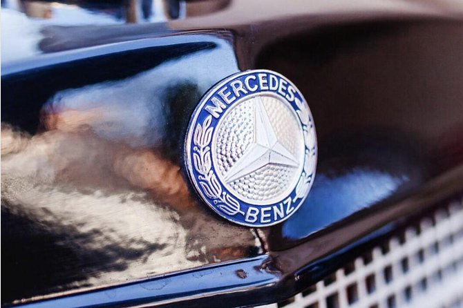 Vintage Cars Prague - Sightseeing Tour 90min / 1-6 pers. - Lennonova zeď and Charles Bridge in one flowing route