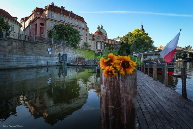 VIP Private tour Prague: Castle, Lunch, Beer, Boat - Charles Bridge, the postcard moment with context