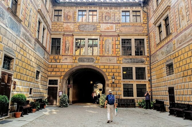Walking private guided tour in Cesky Krumlov with local certified guide - Price and value: what $229.75 per group really means