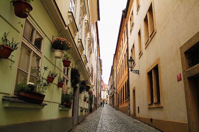 Walking through ages: 11th to 21st century, Prague flavoured - Charles Bridge: 700 years of statues and perspective