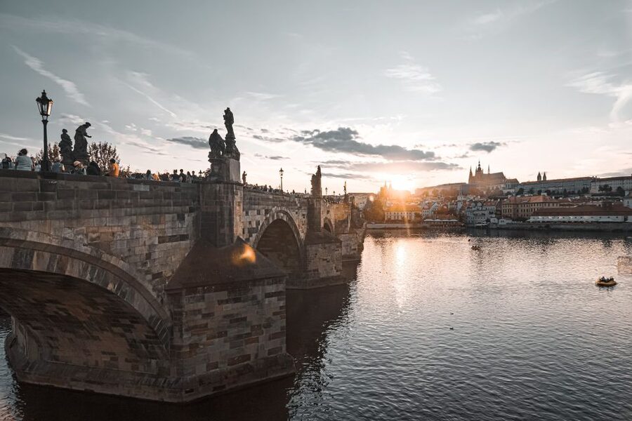 Walking tour of Prague in french: Old Town & Charles Bridge - Týn yard and Ungelt: trade routes meet big political stories