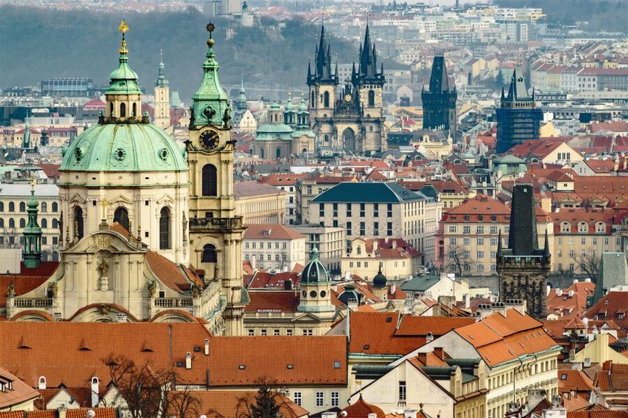 Walking tour of Prague in french: Old Town & Charles Bridge - The clock, medieval timekeeping, and why Prague looked different in the 14th century