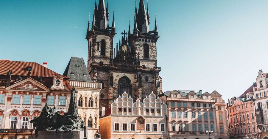 Walking tour of Prague in french: Old Town & Charles Bridge - Malé Náměstí, Mariánské náměstí, and the architecture you can actually spot