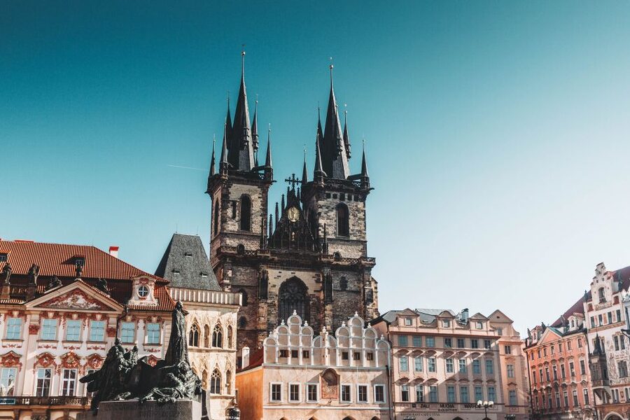Walking tour of Prague in french: Old Town & Charles Bridge - Old Town Square: the face-off between Jan Hus and the Marian column